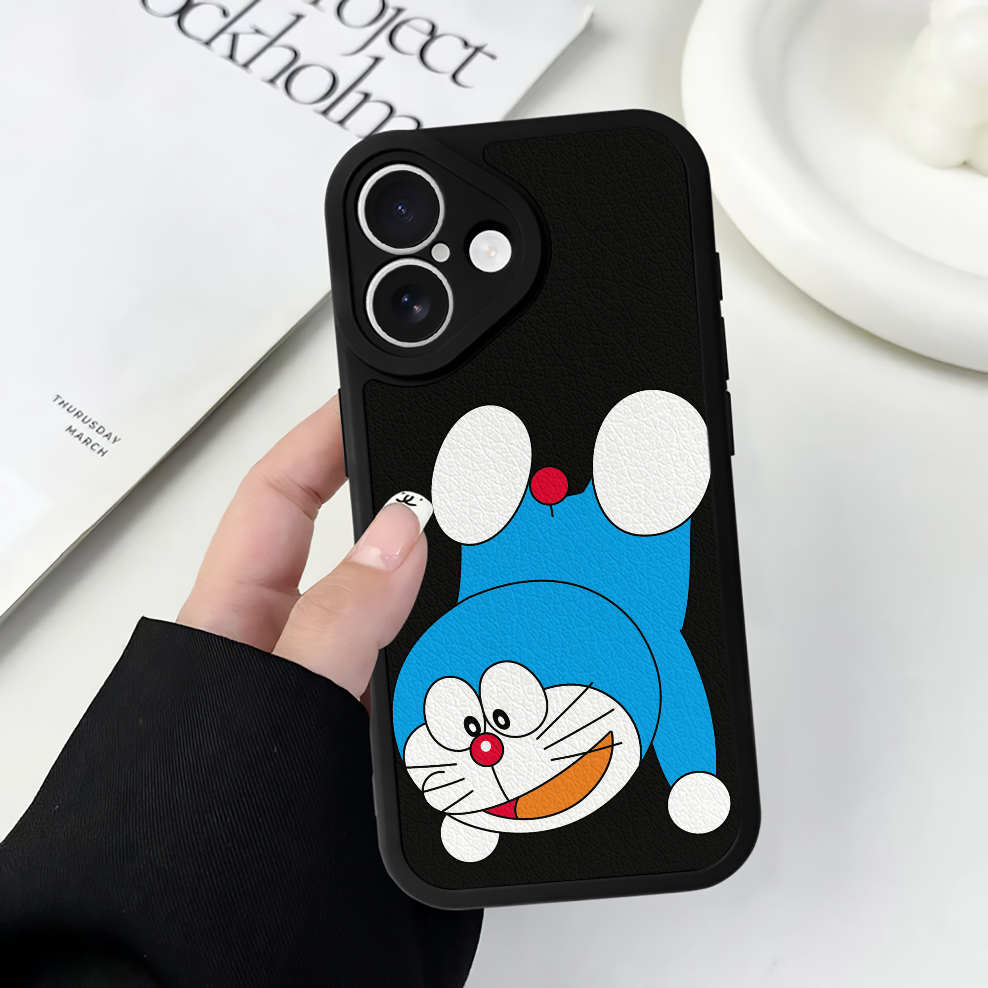 （画像用） ドラえもん Doraemon 【iPhone 16シリーズ対応】シリコンスマホケース（レザー調） 材質：シリコン